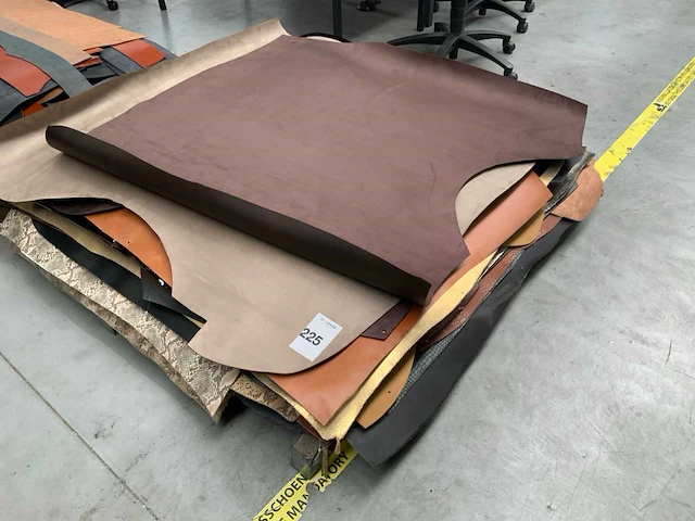Pallet met vellen splitleer / sample-vellen diversen (groot formaat gem. 2m2/vel) - afbeelding 3 van  3