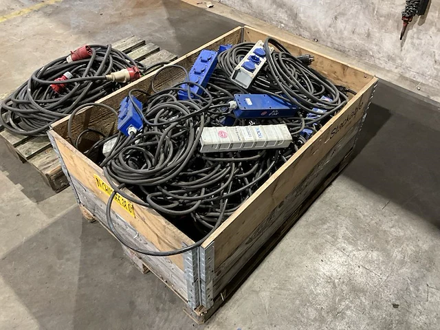 Pallet met verlengsnoeren - afbeelding 1 van  4