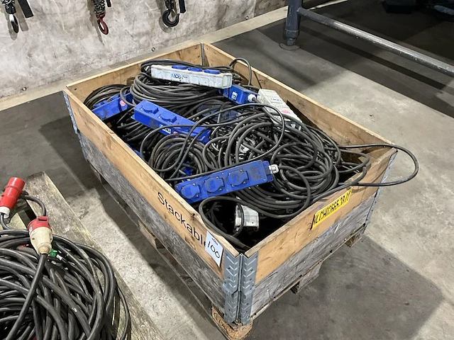 Pallet met verlengsnoeren - afbeelding 2 van  4