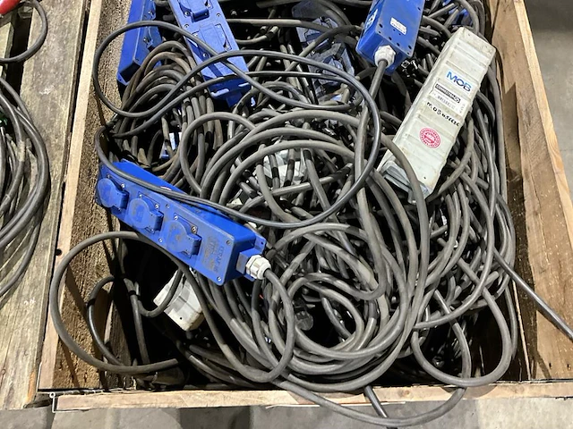 Pallet met verlengsnoeren - afbeelding 3 van  4