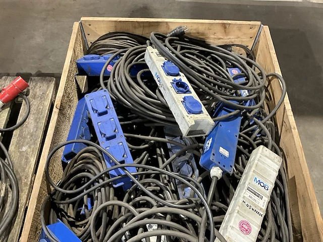 Pallet met verlengsnoeren - afbeelding 4 van  4