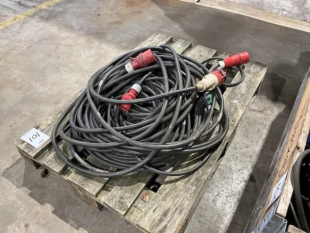 Pallet met verlengsnoeren - afbeelding 1 van  4