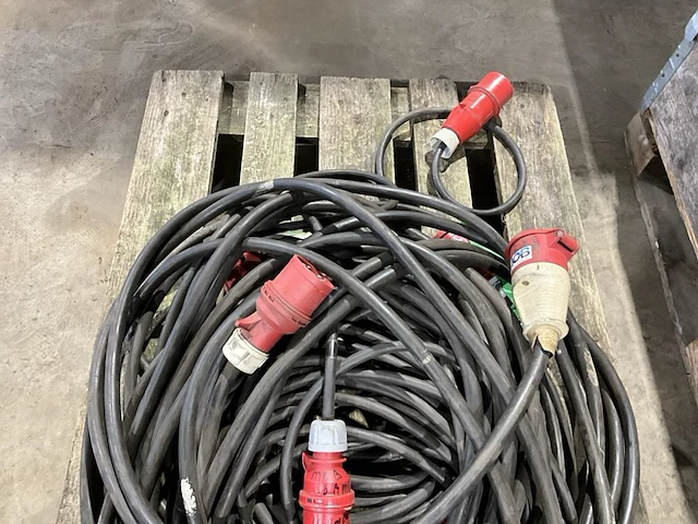 Pallet met verlengsnoeren - afbeelding 4 van  4
