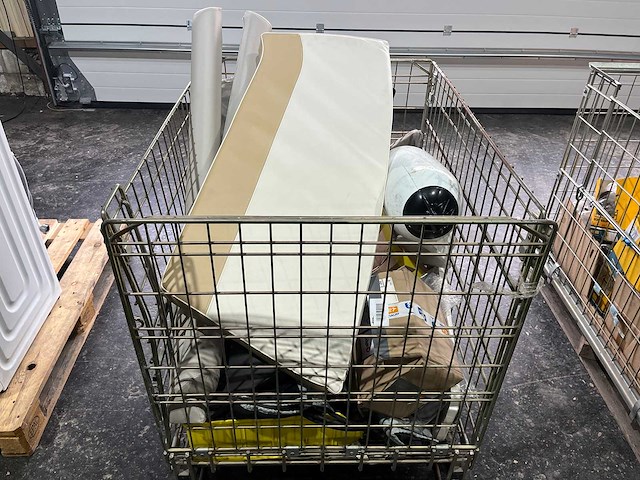 Pallet met verschillende bootonderdelen fenders en kussens - afbeelding 1 van  3