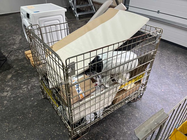 Pallet met verschillende bootonderdelen fenders en kussens - afbeelding 3 van  3