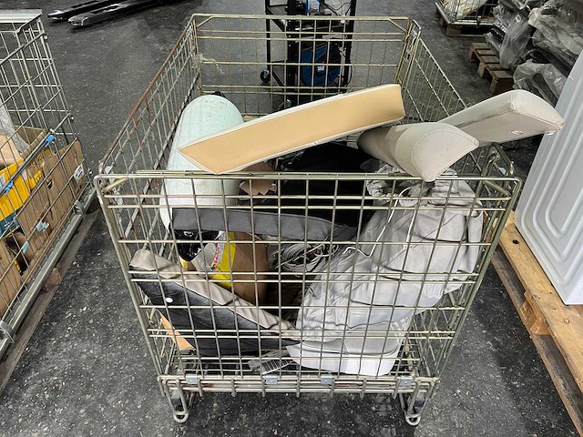 Pallet met verschillende bootonderdelen fenders en kussens - afbeelding 2 van  3