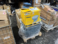 Pallet met verschillende koelboxen en seascooters - afbeelding 1 van  3