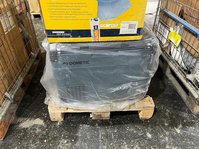 Pallet met verschillende koelboxen en seascooters - afbeelding 2 van  3