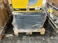 Pallet met verschillende koelboxen en seascooters - afbeelding 2 van  3