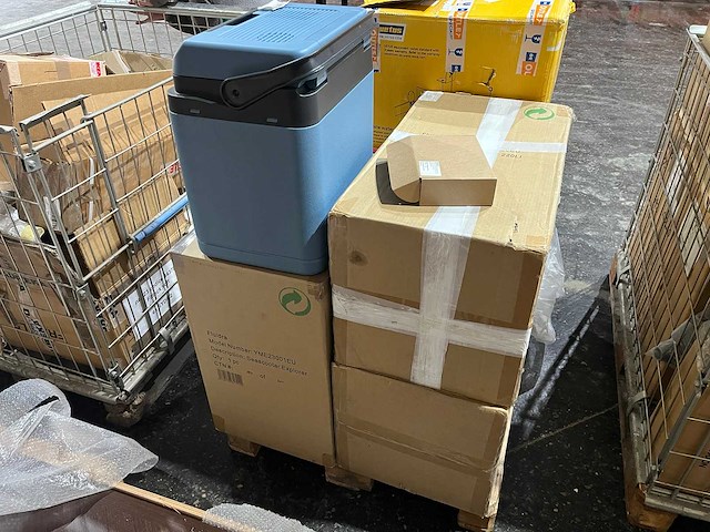 Pallet met verschillende koelboxen en seascooters - afbeelding 3 van  3
