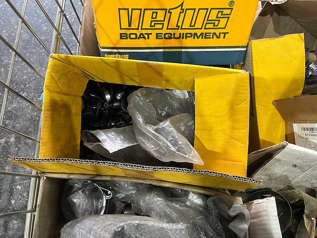 Pallet met verschillende rvs slangklemmen - afbeelding 1 van  2