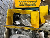 Pallet met verschillende rvs slangklemmen - afbeelding 1 van  2