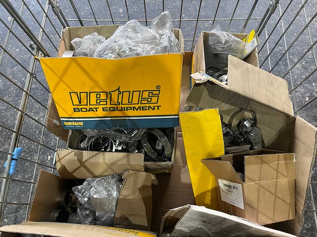 Pallet met verschillende rvs slangklemmen - afbeelding 2 van  2