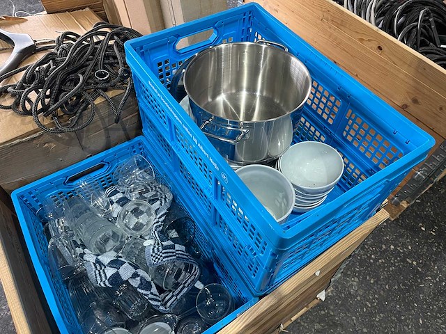 Pallet met verschillende servies bestek en verlichting - afbeelding 1 van  2