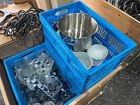 Pallet met verschillende servies bestek en verlichting - afbeelding 1 van  2