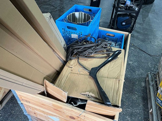 Pallet met verschillende servies bestek en verlichting - afbeelding 2 van  2