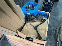 Pallet met verschillende servies bestek en verlichting - afbeelding 2 van  2