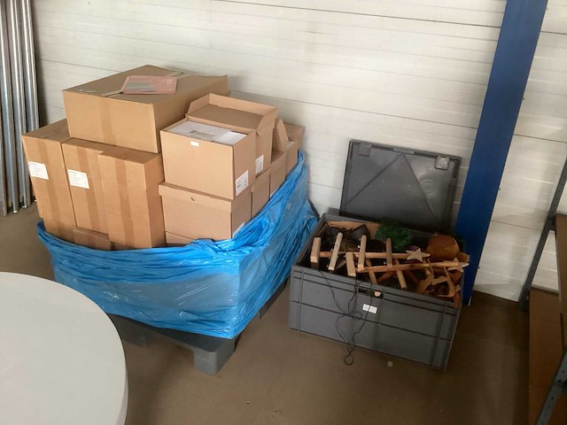 Pallet met verzendenverloppen en andere toebehoren - afbeelding 1 van  6