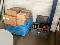 Pallet met verzendenverloppen en andere toebehoren - afbeelding 1 van  6
