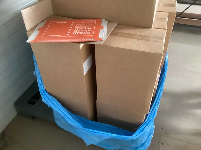 Pallet met verzendenverloppen en andere toebehoren - afbeelding 5 van  6