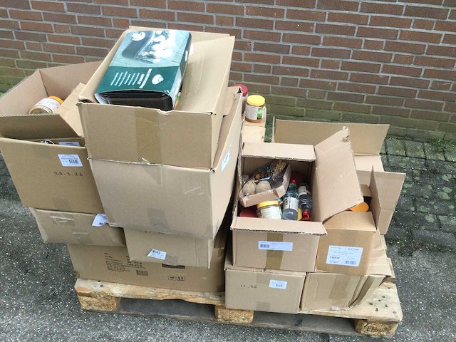 Pallet met vogel- eekhoornvoer - afbeelding 1 van  7