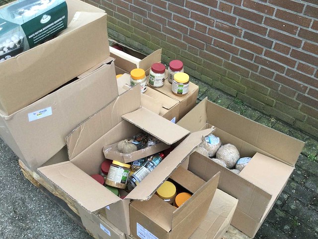Pallet met vogel- eekhoornvoer - afbeelding 2 van  7