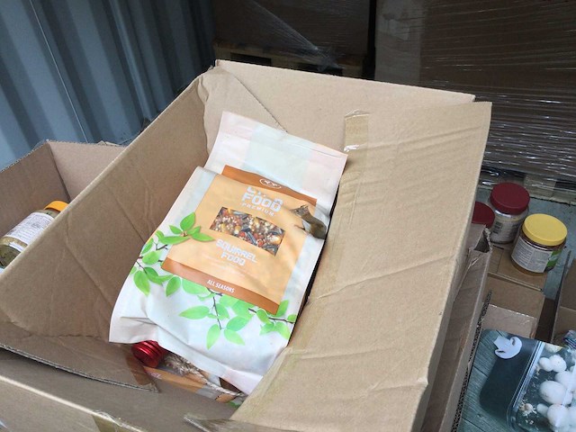 Pallet met vogel- eekhoornvoer - afbeelding 4 van  7
