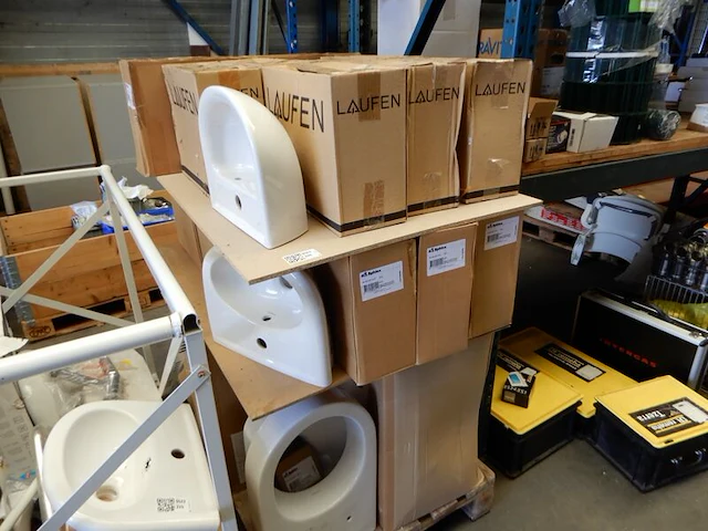 Pallet met wandclosets en fonteinen, wit - afbeelding 1 van  5