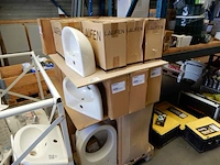 Pallet met wandclosets en fonteinen, wit