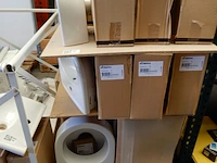 Pallet met wandclosets en fonteinen, wit - afbeelding 2 van  5