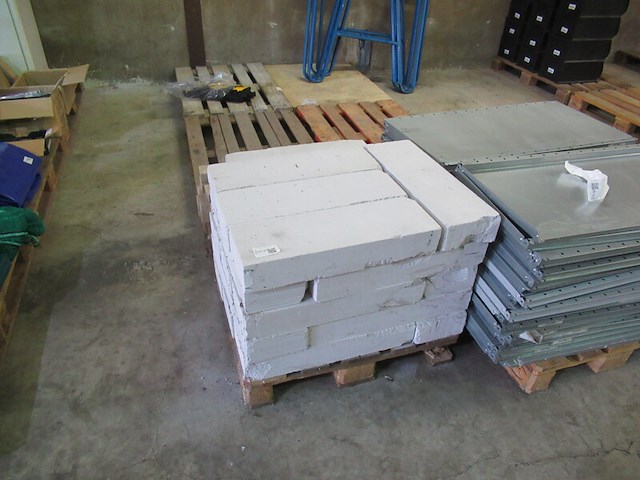 Pallet met ytong blokken en stenen - afbeelding 1 van  2