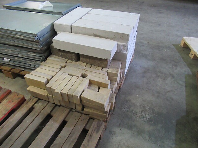 Pallet met ytong blokken en stenen - afbeelding 2 van  2