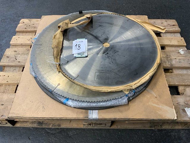 Pallet met zaagbladen - afbeelding 1 van  2