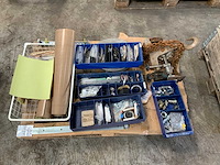 Pallet met zware kettingtakel en diversen - afbeelding 1 van  5