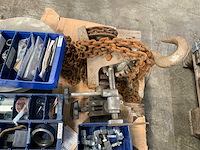 Pallet met zware kettingtakel en diversen - afbeelding 2 van  5