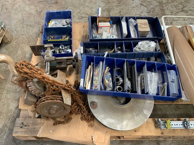 Pallet met zware kettingtakel en diversen - afbeelding 3 van  5