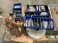 Pallet met zware kettingtakel en diversen - afbeelding 3 van  5