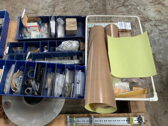 Pallet met zware kettingtakel en diversen - afbeelding 4 van  5