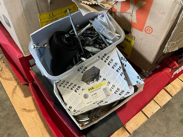 Pallet nagels, schroefbanden en divers bevestingsmateriaal - afbeelding 11 van  20