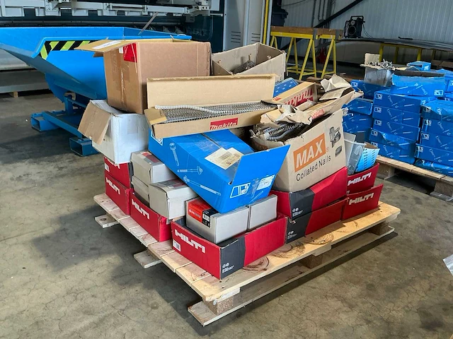 Pallet nagels, schroefbanden en divers bevestingsmateriaal - afbeelding 1 van  20
