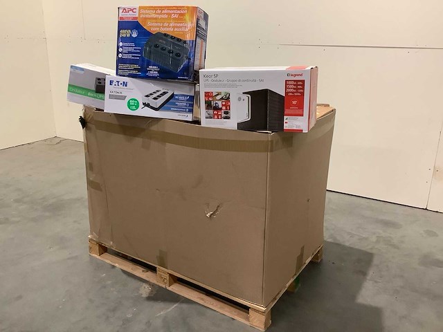 Pallet noodstroomvoorzieningen - retourgoederen - 17 items - afbeelding 1 van  6