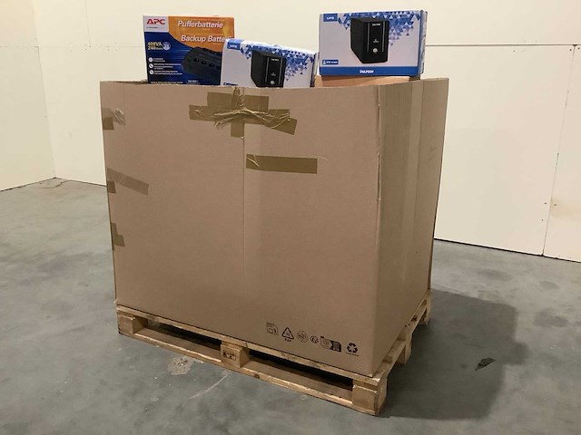 Pallet noodstroomvoorzieningen - retourgoederen - 25 items - afbeelding 1 van  7