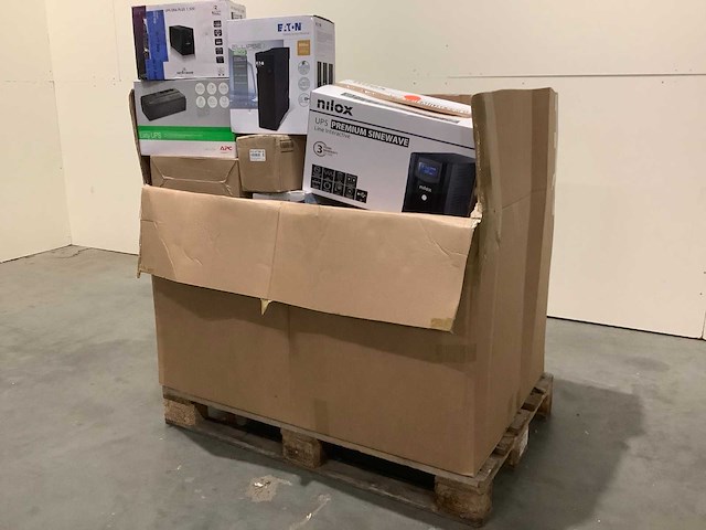 Pallet noodstroomvoorzieningen - retourgoederen - 48 items - afbeelding 1 van  7
