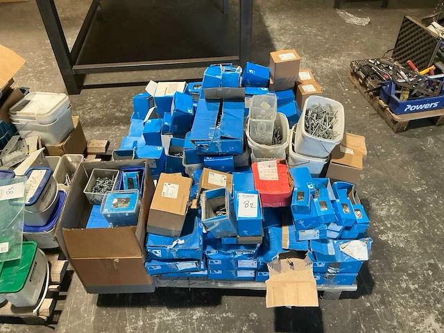 Pallet pontmeyer dakbevestigingsmaterialen - afbeelding 1 van  9