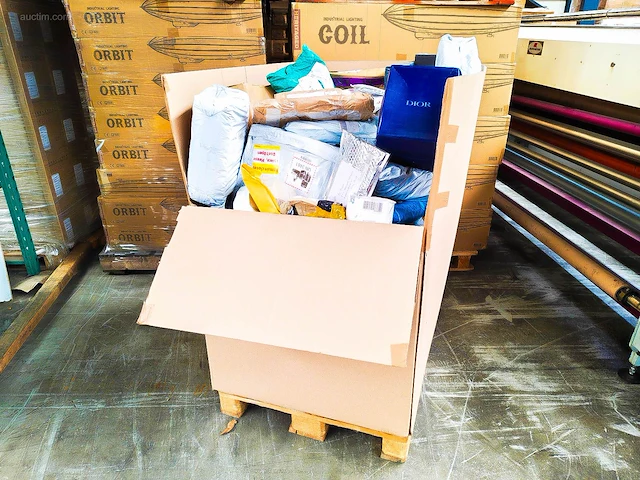 Pallet postpakketten 140 kg - afbeelding 1 van  11