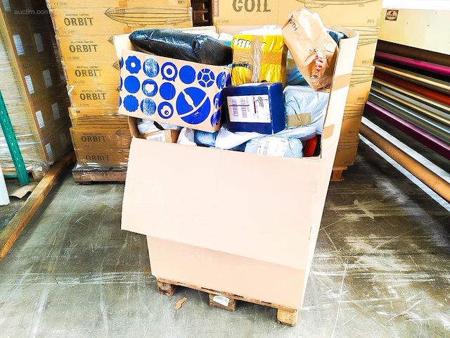 Pallet postpakketten 143 kg - afbeelding 1 van  13