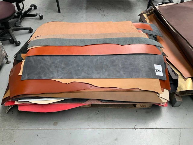 Pallet restanten vellen splitleer / sample-stroken diverse - afbeelding 1 van  2