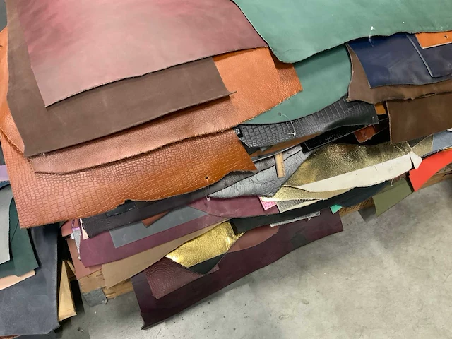 Pallet restanten vellen splitleer / sample-stroken diversen - afbeelding 3 van  4