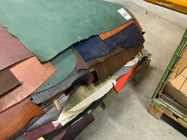 Pallet restanten vellen splitleer / sample-stroken diversen - afbeelding 4 van  4