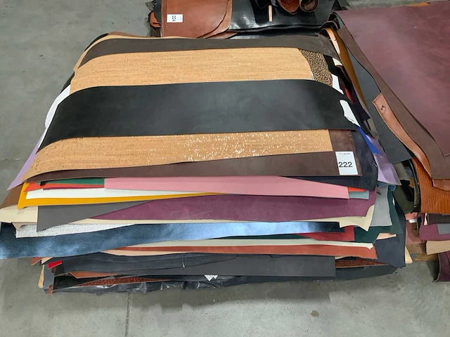 Pallet restanten vellen splitleer / sample-stroken diversen - afbeelding 1 van  2